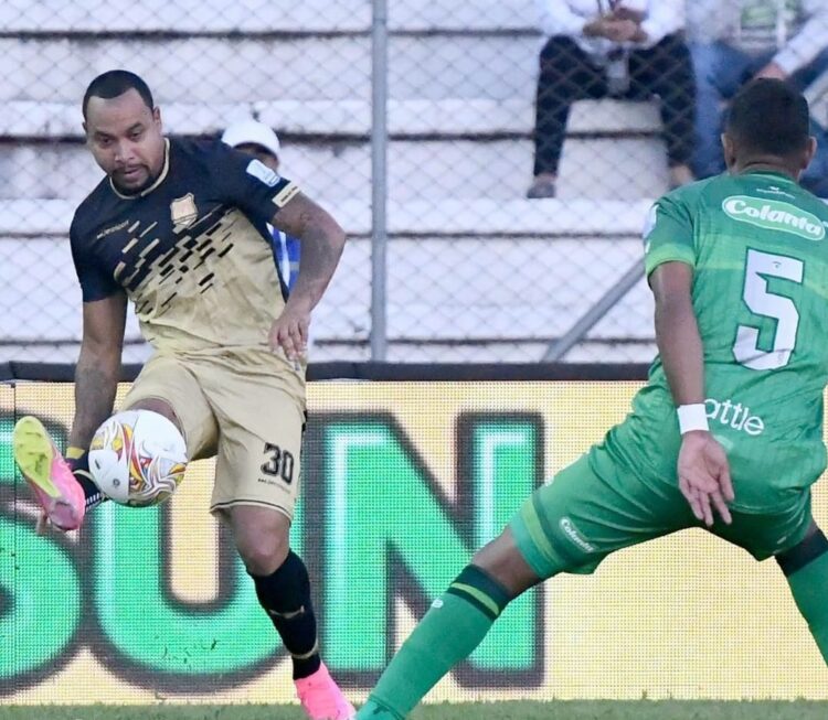 Cortesía. Felipe Pardo con el equipo del Oriente antioqueño