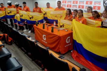 Los jugadores recibieron la bandera tricolor que seguramente llevarán con mucho orgullo a Londres.